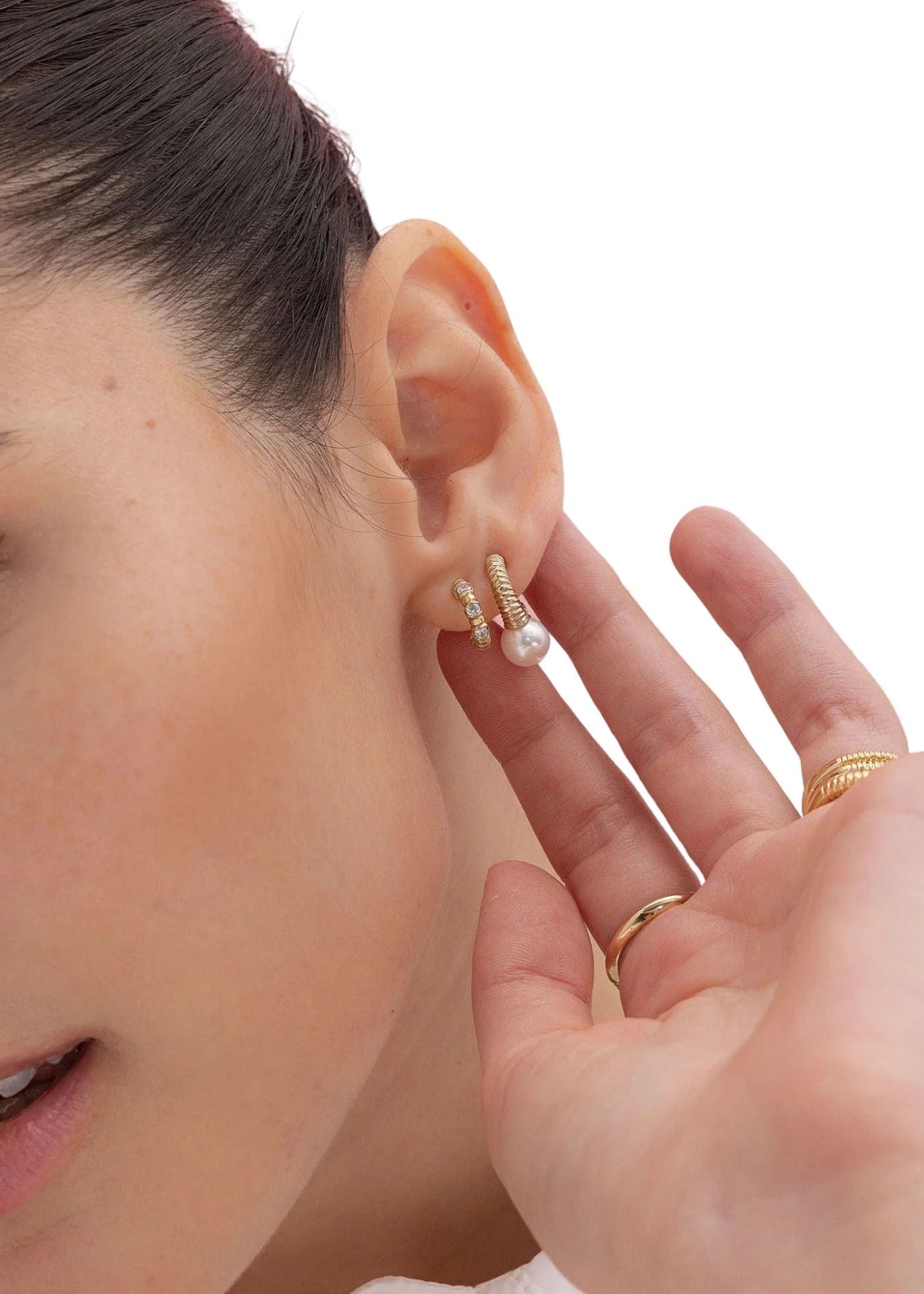 Retrouvai Petite Modern Love Pearl Hoops - Vermillion