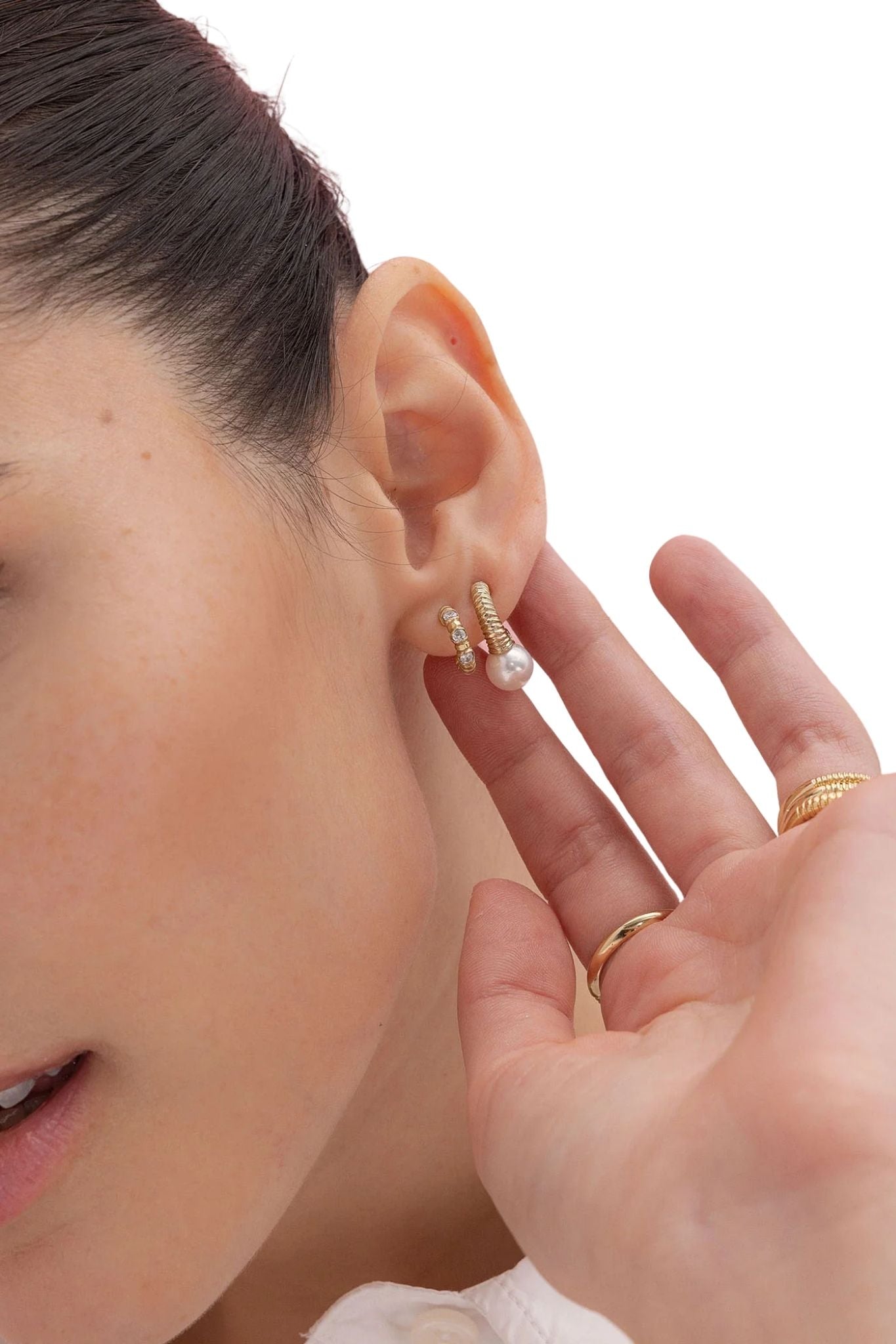 Retrouvai Petite Modern Love Pearl Hoops - Vermillion