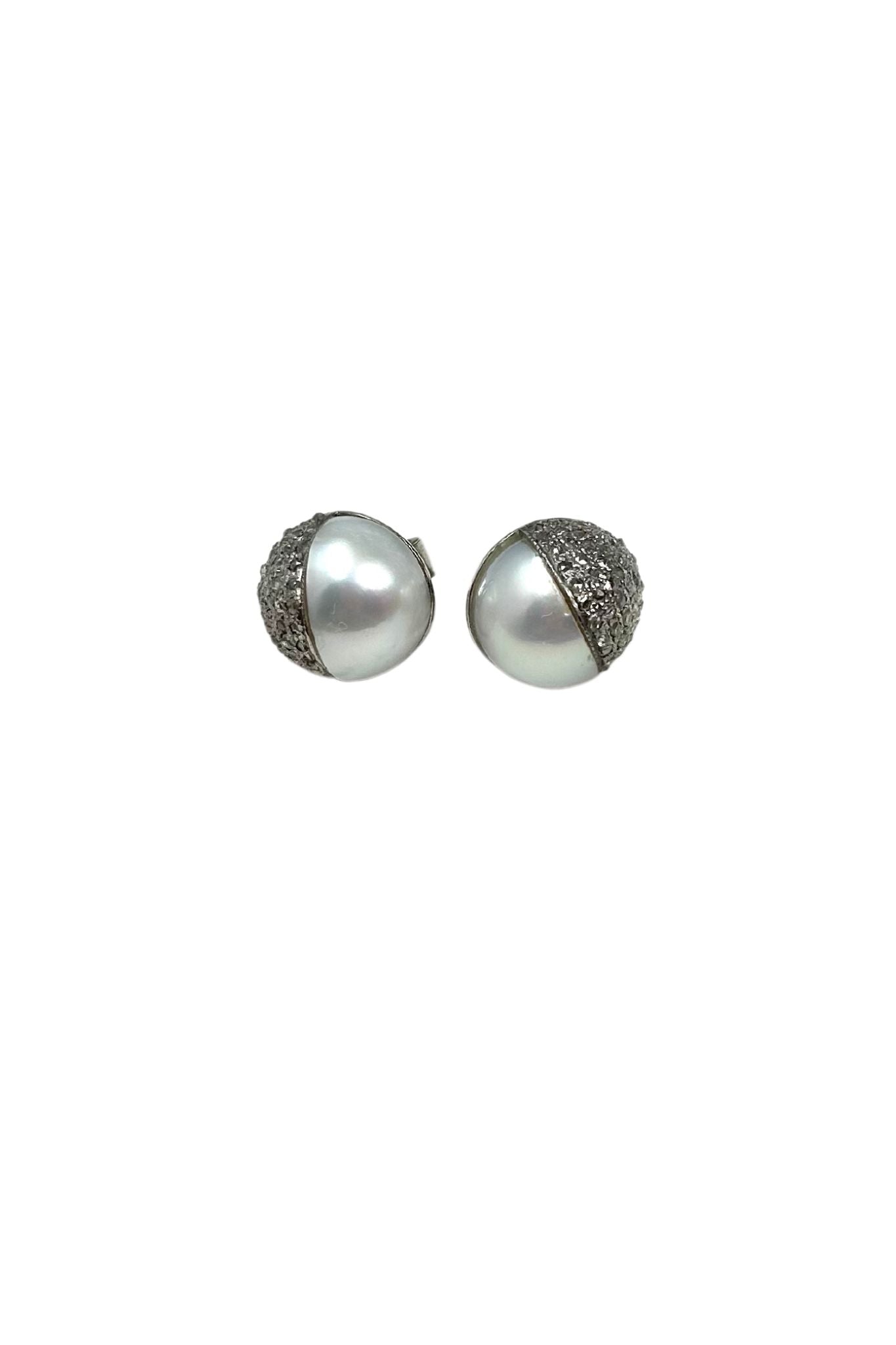 V295 The Woods silver pearl stud earrings - Vermillion